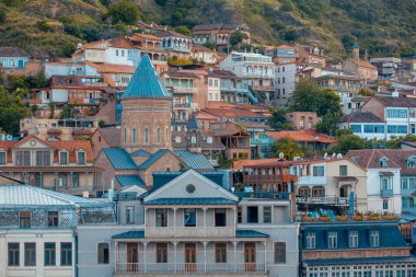 Geleneksel oyma balkonlar ve Tiflis 'in Eski Kasabası' nda renkli ahşap evler. Seyahat