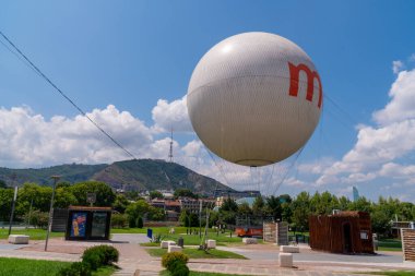 Tiflis, Gürcistan - 22 Temmuz 2024: Tiflis 'teki Rike Park' ta sıcak hava balonu. Seyahat
