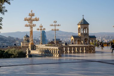 Tiflis, Gürcistan - 09 Kasım 2024: Kutsal Üçlü Katedral Bölgesi, yaygın olarak Tsminda Sameba olarak bilinir. Tiflis 'teki kilise