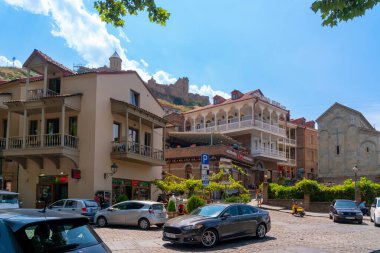 Tiflis, Gürcistan - 22 Temmuz 2024: Geleneksel oyma balkonlar ve Tiflis 'in Eski Kentinde renkli ahşap evler. Seyahat