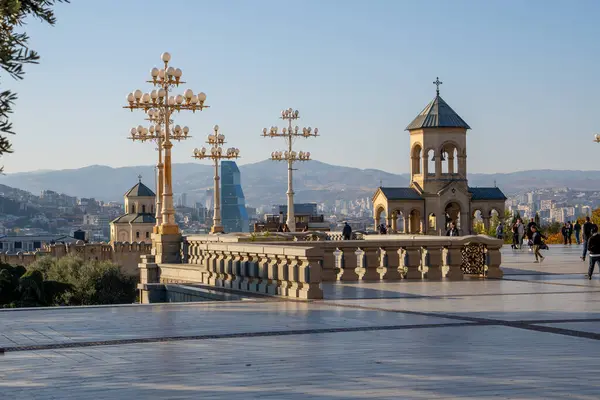 Tiflis, Gürcistan - 09 Kasım 2024: Kutsal Üçlü Katedral Bölgesi, yaygın olarak Tsminda Sameba olarak bilinir. Tiflis 'teki kilise