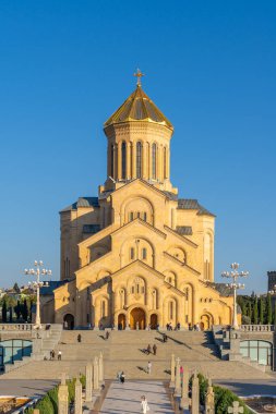 Tiflis, Gürcistan - 09 Kasım 2024: Sameba olarak bilinen Tiflis 'in Kutsal Üçlü Katedrali. Din