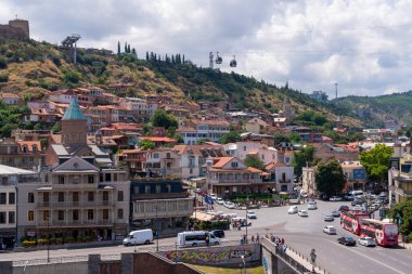 Tiflis, Gürcistan - 22 Temmuz 2024: Geleneksel oyma balkonlar ve Tiflis 'in Eski Kentinde renkli ahşap evler. Seyahat