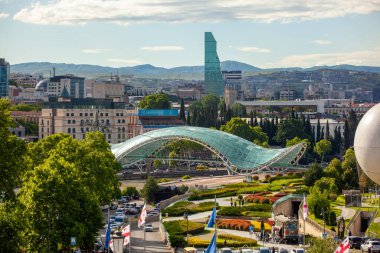 Tiflis, Gürcistan - 18 Mayıs 2025: Metekhi Kilisesi 'nden Barış Köprüsü manzarası. Seyahat