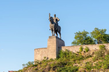 Tiflis, Gürcistan - 08 Ağustos 2024: Eski Tiflis 'te Kral Vakhtang Gorgasali' nin heykeli. Seyahat