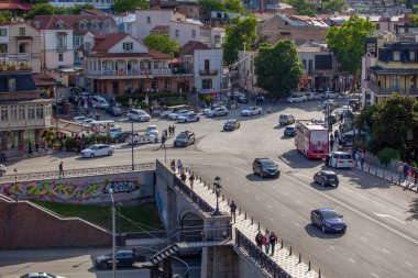 Tiflis, Gürcistan - 18 Mayıs 2025: Tiflis 'teki geleneksel oyma balkonlar ve renkli ahşap evler. Seyahat