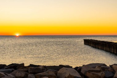 Karadeniz 'de güzel bir gün batımı. Altın deniz batımı. Poti, Georgia