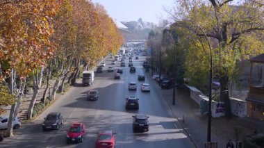 Tiflis, Gürcistan - 23 Kasım 2024: Tiflis 'te trafik, kuru köprüden manzara. Ulaşım. Yavaş çekim