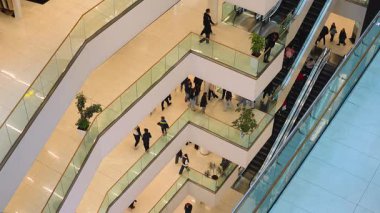 Tiflis, Gürcistan - 23 Kasım 2024: İnsanlar City Mall 'da yürüyen merdivende ilerliyorlar. Yavaş Hareket