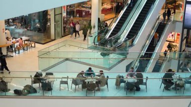 Tiflis, Gürcistan - 23 Kasım 2024: İnsanlar City Mall 'da yürüyen merdivende ilerliyorlar. Yavaş Hareket