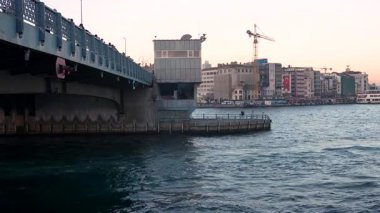 İstanbul, Türkiye - 7 Mart 2025: Galata Köprüsü ve eğlence tekneleri, Golden Horn Körfezi ve Boğaz kıyıları manzarası