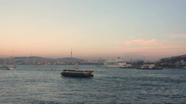 İstanbul, Türkiye - 7 Mart 2025: İstanbul Boğazı 'ndaki su ve gemilerin ve Akşam İstanbullu Altın Boynuz' un manzarası