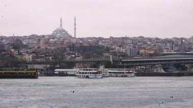İstanbul, Türkiye - 7 Mart 2025: İstanbul 'daki Golden Horn Körfezi manzarası. Seyahat