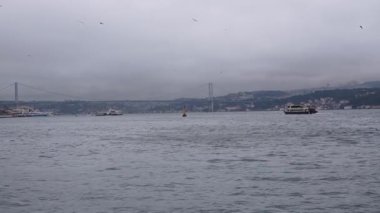 İstanbul, Türkiye - 7 Mart 2025: Boğaz manzarası ve Boğaz Köprüsü manzarası