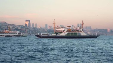 İstanbul, Türkiye - 7 Mart 2025: İstanbul 'daki Golden Horn Körfezi manzarası. Seyahat