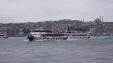 İstanbul, Türkiye - 7 Mart 2025: İstanbul 'daki Golden Horn Körfezi manzarası. Seyahat