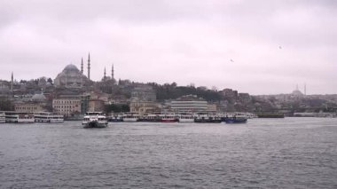İstanbul, Türkiye - 7 Mart 2025: İstanbul 'daki Golden Horn Körfezi manzarası. Seyahat