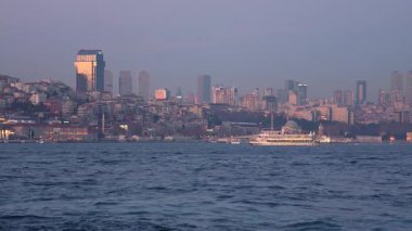 İstanbul, Türkiye - 7 Mart 2025: İstanbul 'daki Golden Horn Körfezi manzarası. Seyahat