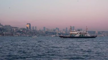 İstanbul, Türkiye - 7 Mart 2025: İstanbul 'daki Golden Horn Körfezi manzarası. Seyahat