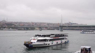 İstanbul, Türkiye - 7 Mart 2025: İstanbul 'daki Altın Boynuz Köprüsü manzarası. Seyahat