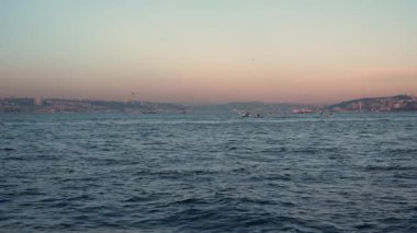 İstanbul, Türkiye - 7 Mart 2025: Boğaz manzarası ve Boğaz Köprüsü manzarası