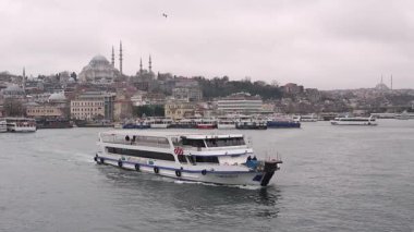 İstanbul, Türkiye - 7 Mart 2025: İstanbul 'daki Golden Horn Körfezi manzarası. Seyahat