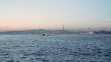 İstanbul, Türkiye - 7 Mart 2025: Boğazdaki yolcu ve balıkçı gemileri. Seyahat