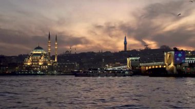İstanbul, Türkiye - 7 Mart 2025: İstanbul manzarası, Galata Köprüsü 'nden geçen yolcu gemileri. Seyahat