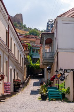 Tiflis, Gürcistan - 22 Temmuz 2024: Geleneksel oyma balkonlar ve Tiflis 'in Eski Kentinde renkli ahşap evler. Seyahat