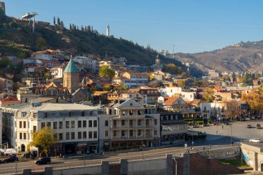 Tiflis, Gürcistan - 23 Kasım 2025: Eski Tiflis, Abanotubani 'nin güzel manzarası. Seyahat