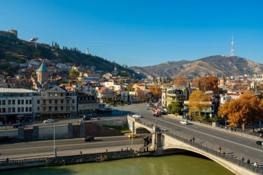 Tiflis, Gürcistan - 23 Kasım 2025: Eski Tiflis, Abanotubani 'nin güzel manzarası. Seyahat