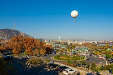 Tiflis, Georgia - 23 Kasım 2025: Tiflis üzerinde turistler için sıcak hava balonu. Avrupa karesi