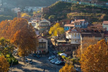 Tiflis, Gürcistan - 23 Kasım 2025: Eski Tiflis, Abanotubani 'nin güzel manzarası. Seyahat