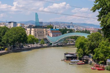 Tiflis, Gürcistan - 22 Temmuz 2024: Metekhi Kilisesi 'nden Barış Köprüsü manzarası. Seyahat
