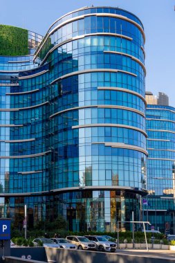 Tiflis, Gürcistan - 23 Kasım 2025: Tiflis 'teki Liberty Meydanı' nda yeni cam bina. Mimari