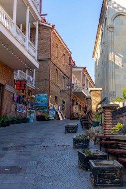 Tiflis, Gürcistan - 23 Kasım 2025: Tiflis 'teki geleneksel oyma balkonlar ve renkli ahşap evler. Seyahat