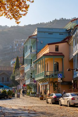 Tiflis, Gürcistan - 23 Kasım 2025: Tiflis 'teki geleneksel oyma balkonlar ve renkli ahşap evler. Seyahat