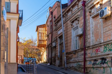 Tiflis, Gürcistan - 23 Kasım 2025: Tiflis 'teki geleneksel oyma balkonlar ve renkli ahşap evler. Seyahat
