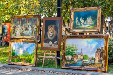 Tiflis, Gürcistan - 23 Kasım 2025: Tiflis 'teki Kuru Köprü' de resim sergisi ve satış. Sanat