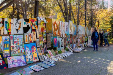 Tiflis, Gürcistan - 23 Kasım 2025: Tiflis 'teki Kuru Köprü' de resim sergisi ve satış. Sanat