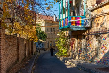 Tiflis, Gürcistan - 23 Kasım 2025: Tiflis 'teki geleneksel oyma balkonlar ve renkli ahşap evler. Seyahat