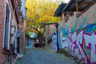 Tiflis, Gürcistan - 23 Kasım 2025: Tiflis 'in eski kesimindeki Dar Sokak. Seyahat