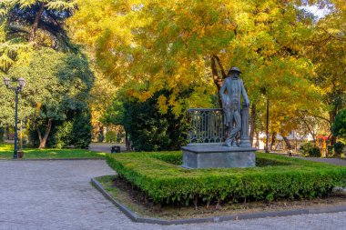 Tiflis, Gürcistan - 23 Kasım 2025: 9 Nisan 'da Tiflis' te ressam Lado Gudiashvili 'nin bronz heykeli