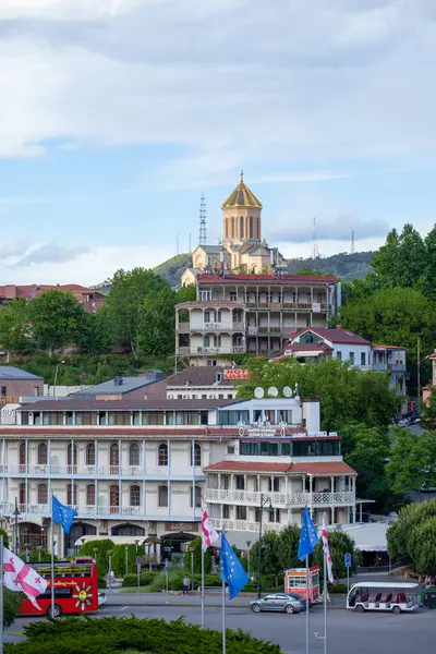 Tiflis, Gürcistan - 18 Mayıs 2025: Avrupa meydanı ve Kutsal Üçlü Sameba. Seyahat