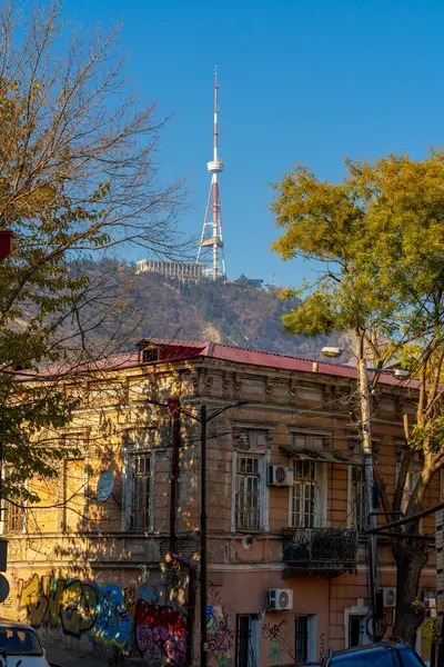 Tiflis, Gürcistan - 23 Kasım 2025: Tiflis TV kulesi Tiflis 'in eski bölümünden görülebilir. Seyahat