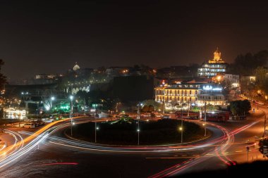 Tiflis, Gürcistan - 23 Kasım 2025: Güzel gece manzarası Tiflis, Avrupa Meydanı. Seyahat