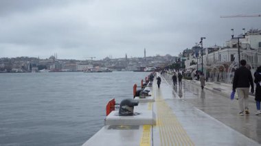 İstanbul, Türkiye - 7 Mart 2025: İstanbul Boğazı kıyısındaki bir yolcu gemisi için bir rıhtım. Seyahat