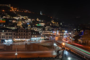Tiflis, Gürcistan - 23 Kasım 2025: Tepeden Metekhi Köprüsü ve Old Tiflis 'in güzel gece manzarası. Seyahat
