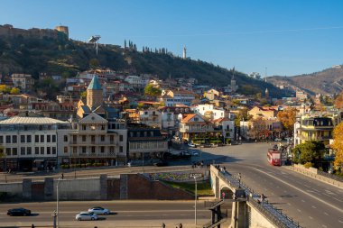 Tiflis, Gürcistan - 23 Kasım 2025: Eski Tiflis, Abanotubani 'nin güzel manzarası. Seyahat