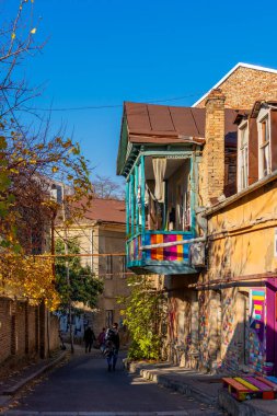 Tiflis, Gürcistan - 23 Kasım 2025: Tiflis 'teki geleneksel oyma balkonlar ve renkli ahşap evler. Seyahat